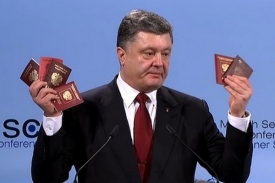 Порошенко показал миру паспорта «заблудившихся» на Донбассе россиян