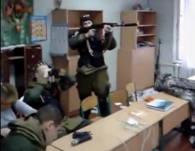 Боевики развлекаются стрельбой в захваченной донецкой школе
