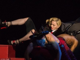 Мадонна упала с лестницы во время выступления в Лондоне 
