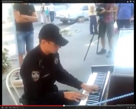 Киевский полицейский удивил виртуозной игрой на фортепиано 