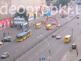 Смертельная авария в Киеве: автомобиль влетел в остановку