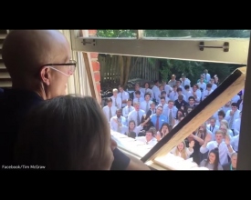 Трогательное видео: более 400 учеников спели для учителя, больного раком