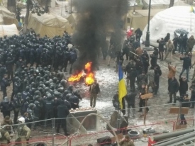 Чтобы сжечь российский флаг, протестующие под Радой подожгли шины