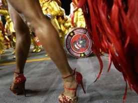 Танцовщица на карнавале в Сан-Паулу едва не осталась без трусиков, но продолжала выступление 