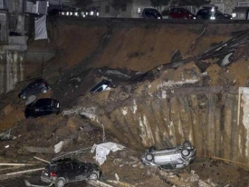 В Риме участок улицы с припаркованными авто ушел под землю