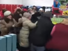 В краснодарском супермаркете устроили давку из-за акционных чашек