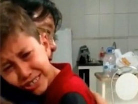Глухой мальчик плачет от счастья, слыша голос отца с помощью слухового импланта 
