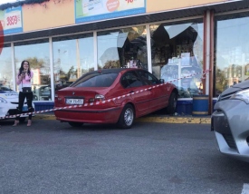 В Киеве девушка на BMW въехала в витрину магазина