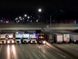 В США 13 грузовиков выстроились под мостом, чтобы спасти самоубийцу  