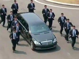 Бегущие за лимузином Ким Чен Ына 12 охранников позабавили сеть