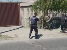 В Запорожье полиция открыла огонь по мужчине, который набросился на них с топором (18+)  