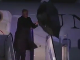 Трамп угодил в забавную ситуацию с зонтом 
