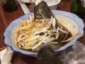 В китайском ресторане рыба выпрыгнула из тарелки, напугав посетителей 