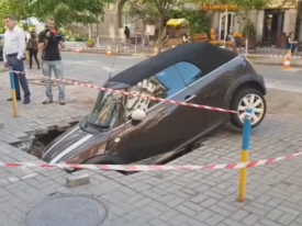 В центре Киева под землю провалился автомобиль гражданина Чехии 
