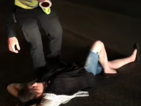 В Киеве пьяная женщина-водитель легла на дорогу, требуя вернуть права (18+) 