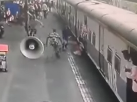 В Индии мужчина чудом успел вытащить девочку из-под колес поезда