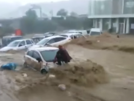 В Турции улицы превратились в бурные реки, сметающие людей и машины 