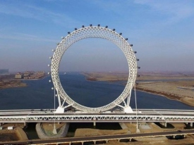 В Китае запустили первое в мире колесо обозрения без спиц 