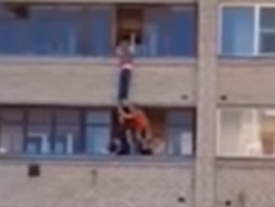 В России ребенок полчаса провисел на балконе шестого этажа 
