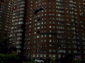 В Киеве экстремал прыгнул из окна многоэтажки с парашютом 
