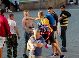 В Киеве торговец футбольной атрибутикой угомонил разбушевавшегося драчуна (18+) 