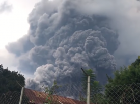Появилось впечатляющее видео страшного извержения вулкана в Гватемале 