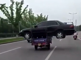 Невероятно, но факт: китаец перевозил легковушку на мотороллере 