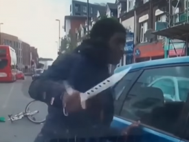 В Лондоне велосипедист набросился с ножом на подрезавшего его водителя 