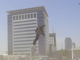В Дубае британец полетал в реактивном костюме 
