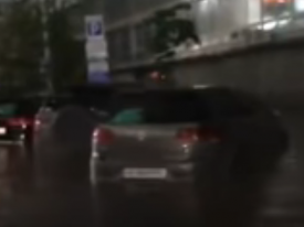 Ливень в Киеве: «танцующая» крышка люка и затопленные машины  