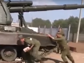 Cеть рассмешило видео с российскими военными, пытающимися остановить гаубицу кирпичами (18+)  