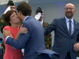 Сеть развеселил Трюдо, бросившийся целовать жену бельгийского премьера 