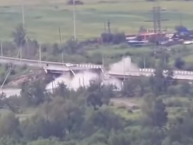 В сети появилось жуткое видео обрушения моста в России 
