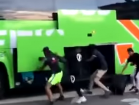 Во Франции на ходу ограбили туристический автобус