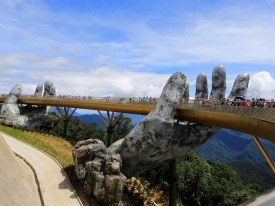 Во Вьетнаме построили удивительный мост на руках