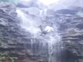 В Индии турист сорвался с водопада, делая селфи 
