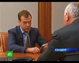  Президенту РФ Медведеву показали первый российский смартфон