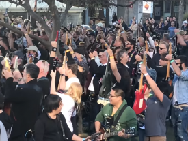 В Австралии полтысячи гитаристов одновременно исполнили хит AC/DC