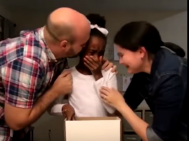 До слез: видео с реакцией девочки, узнавшей об удочерении, бьет рекорды просмотров 