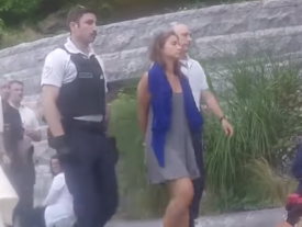 Полиция задержала феминистку, раздевшуюся догола в христианской святыне (18+) 