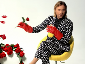 Розы и латекс: Олег Винник представил яркое лирик-видео на песню «Ты в курсе» 