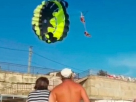 В России туристы, катаясь на парашюте за катером, получили сильный удар током  