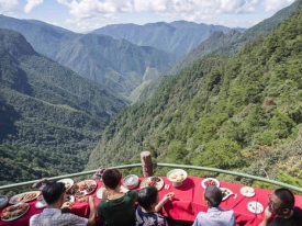 Ближе к небу: в Китае открыли экстремальный ресторан на краю скалы 