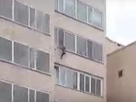 За миг до смерти: парень чудом поймал малыша, выпавшего с 10-го этажа 