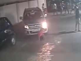 В Индии ребенок продолжил играть в футбол после того, как его переехал автомобиль 