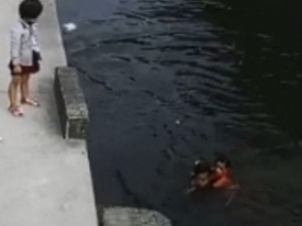 В сети появилось видео невероятного спасения девочки из воды 