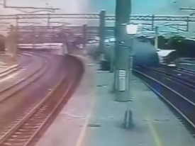 Жуткие кадры: появилось видео с моментом крушения поезда на Тайване 