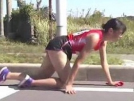 Кровавый спорт: легкоатлетка сломала ногу, но отказалась сходить с дистанции 