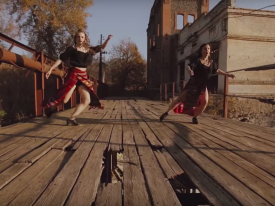 С ума сойти: украинские девушки исполнили потрясающий танец на дырявом мосту 