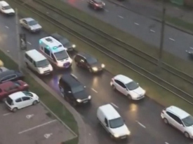 Как в Европе: во Львове машины, застрявшие в пробке, освободили дорогу для «скорой» 